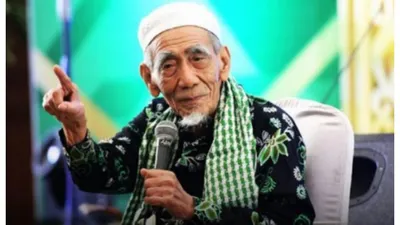 KH. Maimun Zubair atau Mbah Moen.