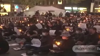 Doa Bersama Tragedi Itaewon, Ribuan Warga Duduk Menyalakan Lilin di Seoul