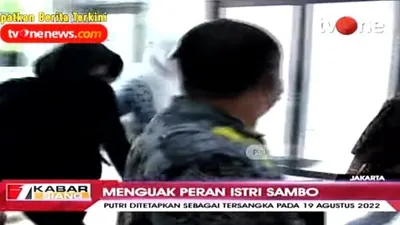 Penampakan Putri Candrawathi mengenakan pakaian serba hitam dana menenteng tas besar hitam, tiba di Bareskrim Polri, Jumat (26/8/2022) / Tangkaplatar TVOnenews