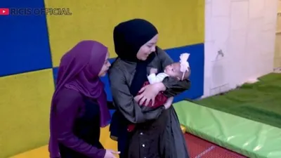 Ajak Bayi 2 Bulannya Main Trampoline, Pola Asuh Ria Ricis Jadi Kena Kritik Warganet Lagi. (Dok: YouTue/Ricis Official)