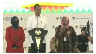 Presiden Jokowi disemprot emak-emak bernama Bude Lastri.