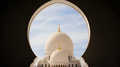Ilustrasi khutbah Jumat tema Maulid Nabi Muhammad SAW singkat dan penuh makna.