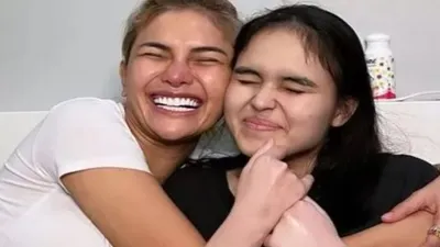 Nikita Mirzani memeluk mendiang Laura Anna.