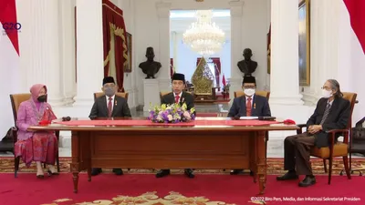 Presiden Jokowi (tengah)