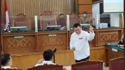 Inilah Momen Kuat Maruf Tunjukkan Tanda Cinta Ala Korea kepada Pengunjung Sidang, Polahnya Bikin Warganet Ngakak
