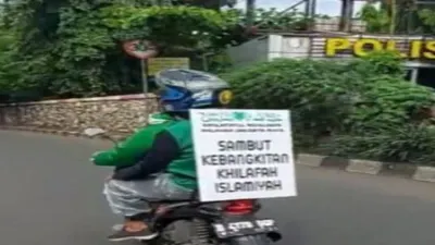 Ilustrasi pengendara sepeda motor yang viral diburu aparat karena mensosialisasikan kebangkitan Khilafah Islamiyah.