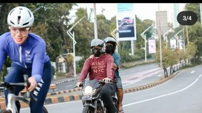 Tangkapan layar akun Instagram @dr.tirta yang memperlihatkan aksi copet yang mengincar pengendera sepeda.
