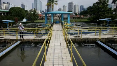 Ilustrasi. Petugas melakukan pemeriksaan di Instalasi Produksi Air PAM Jaya Pejompongan, Jakarta Pusat, Rabu (13/2/2019).