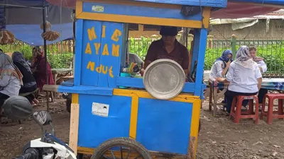 Masih Jadi Misteri Kenapa Gerobak Mi Ayam Berwarna Biru? Simak Berbagai Kisahnya di Sini!