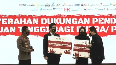 Penyerahan dukungan beasiswa tabungan pendidikan kepada anak TNI/Polri secara simbolis.