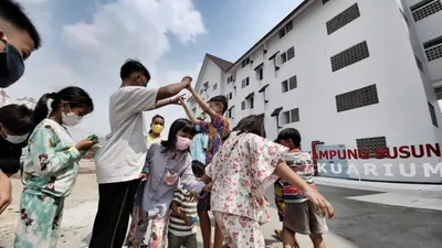Anak-anak bermain di Kampung Susun Akuarium di Penjaringan