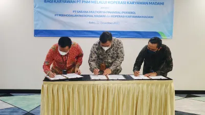 Penandatanganan kerjasama tripartit oleh Arief Mulyadi selaku Direktur Utama PNM, Ananta Wiyogo selaku Direktur Utama SMF dan Joko Sentosa selaku Ketua KopKarMadani di Menara PNM pada 22 Desember 2021. 