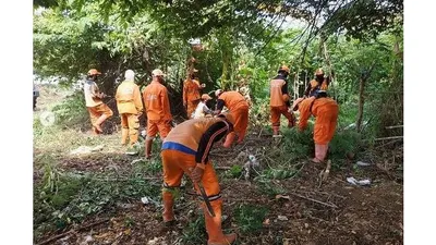 Para petugas PPSU (Penanganan Sarana dan Prasarana Umum) sedang melaksanakan kegiatan membersihkan lingkungan yang tercemar oleh sampah plastik