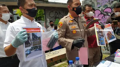 Kapolresta Bogor Kota Kombes Pol Susatyo Purnomo Condro (kanan) saat memberikan keterangan resmi kepada awak media. 