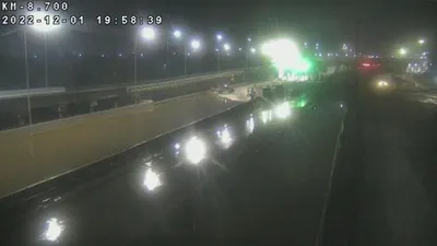 Hujan deras mengguyur Jakarta di ruas jalan Tol Pondok Aren-Serpong, menyebabkan banjir sekitar 10 sentimeter pada Kamis, 1 Desember 2022.