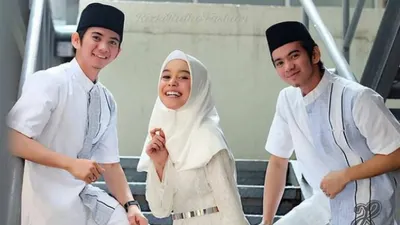 Potret Rizki Ridho bersama Lesti Kejora memakai pakaian bernuansa putih.