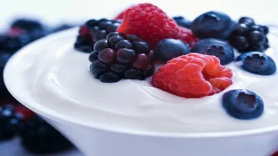 Yogurt dengan Strawberi  hitam, dan Strawberi Merah