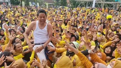 Waduh! Baju Dedi Mulyadi Dicopot Paksa Emak-emak: Ampun Emak