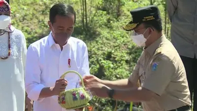 Gubernur DKI Jakarta Anies Baswedan menyerahkan tanah dan air dari wilayah DKI Jakarta, yang diambil dari Kampung Akuarium untuk digabungkan dengan 34 tanah dan air dari provinsi lainnya dalam prosesi penyatuan air Nusantara untuk pembangunan IKN Nusantara di di Penajam Paser Utara, Kalimantan Timur Senin (14/3).