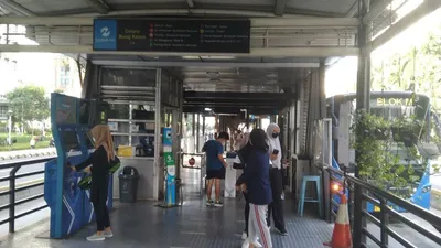 Situasi pelayanan penumpang di Halte TransJakarta di Jakarta