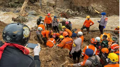 Tim SAR gabungan mengevakuasi warga korban gempa Cianjur yang tertimbun longsor di Kampung Cugenang, Desa Cijedil, Kecamatan Cugenang, Kabupaten Cianjur, Jawa Barat, Jumat (25/11/2022).(Antara/HO-Divisi Humas Polri)