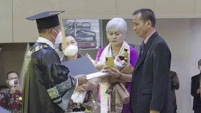 Wakili Brigadir J wisuda di Universitas Terbuka, Samuel terima ijazah sambil menangis