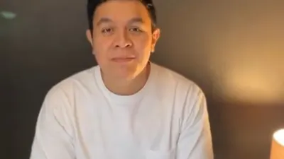 Penyanyi pria Tulus.