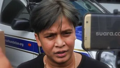 Presenter Billy Syahputra menjawab pertanyaan awak media ketika ditemui di Kawasan Tendean, Jakarta Selatan, Kamis (17/12). [Suara.com/Alfian Winanto]