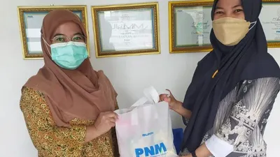 Pemberian bantuan paket sembako PNM bagi korban banjir di Serang, Banten.