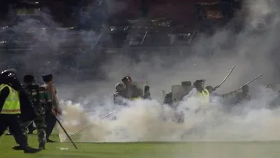 Polri mewajarkan tindakannya dalam menembak suporter Arema dengan menggunakan gas air mata. Sumber foto: AP/Yudha Prabowo.