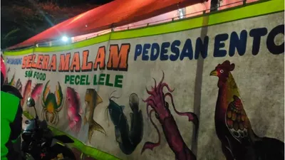 Mengapa Spanduk Pecel Lele dan Nasi Goreng Kaki Lima Berwarna Mentereng? Ternyata Ini Alasannya!