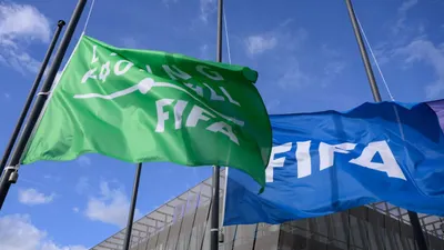 Bendera setengah tiang berkibar di markas besar FIFA sebagai bentuk penghormatan kepada korban  Tragedi Kanjuruhan.
