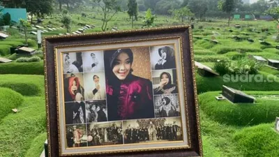 Suasana jelang pemakaman Rina Gunawan di TPU Tanah Kusir, Jakarta [Suara.com/Evi Ariska]