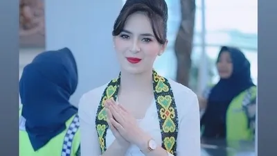  Pramugari Cicilia Pinontoan.