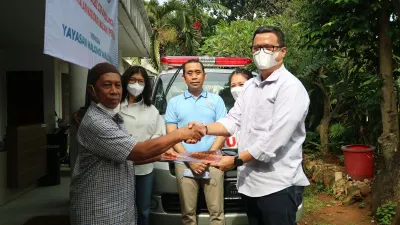 Aksi PNM yang Memberikan Bantuan Ambulans menyambut Hari Lahir Pancasila.