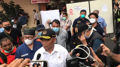 Menko PMK Muhadjir Effendy saat mengumumkan bertambahnya korban tragedi Kanjuruhan, Malang, Jawa Timur.