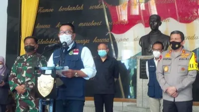 Gubernur Jawa Barat Ridwan Kamil usai rapat kordinasi Satgas Covid-19 Jabar, di Makodam III Siliwangi, Bandung, Senin (18/1/2021).