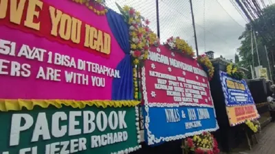 Karangan bunga dukungan untuk Bharada Richard Eliezer di PN Jaksel