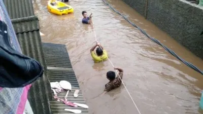 Ilustrasi Banjir. Petugas mengevakuasi korban banjir di Cipinang Melayu, Makasar, Jakarta Timur menggunakan bentangan tali tambang untuk menerobos arus air, Minggu (23/2/2020). Banjir yang merendam ratusan rumah warga dipicu luapan Kali Sunter. 