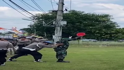  Viral Marshaller TNI Dibantu Polisi saat Penerbangan Helikopter / @infobdgbaratcimahi
