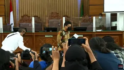 Terdakwa perkara pembunuhan berencana terhadap Yosua alias Brigadir J, Ferdy Sambo, ketika memasuki ruang sidang di PN Jaksel