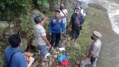 Ilustrasi Penemuan Jasad Bayi Terbungkus Plastik Merah di Tepi Sungai Ciliwung Gegerkan Warga Sukasari