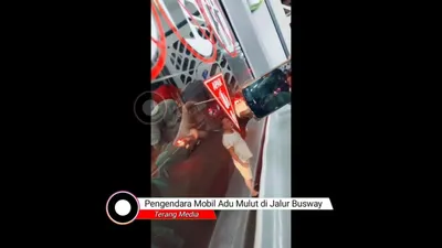 Viral seorang pria yang mengendarai mobil diteriaki oleh para emak-emak dari dalam bus.