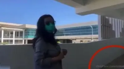 Tangkapan layar aksi Siskaeee sesaat sebelum memamerkan organ intim di Bandara YIA.