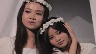 Dua adik Vanessa Angel yang merilis video klip lagu Kemarin dari Seventeen yang banjir komentar pedas dan kritikan.