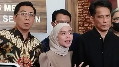 Lesti Kejora beri keterangan pers, didampingi ayahnya dan kuasa hukum