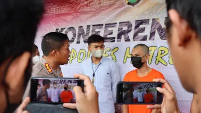  Polres Metro Kota Depok menangkap seorang suami berinisial LN yang tega membakar istrinya.&nbsp;