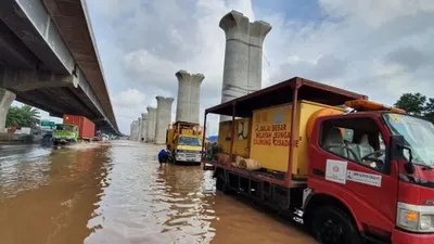Kendaraan menerjang banjir di Km 19 Jalan Tol Jakarta-Cikampek, Sabtu (20/2/2021).[Dok/Jasa Marga]