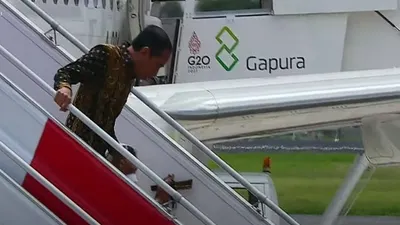 Detik-detik Ibu Negara Iriana Jokowi yang terpeleset saat turun tangga dari pesawat membuat perhatian publik.