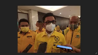 Plt Ketua DPD Partai Golkar Jawa Barat DR H Tb Ace Hasan Syadzily (tengah) saat memberikan keterangan kepada awak media